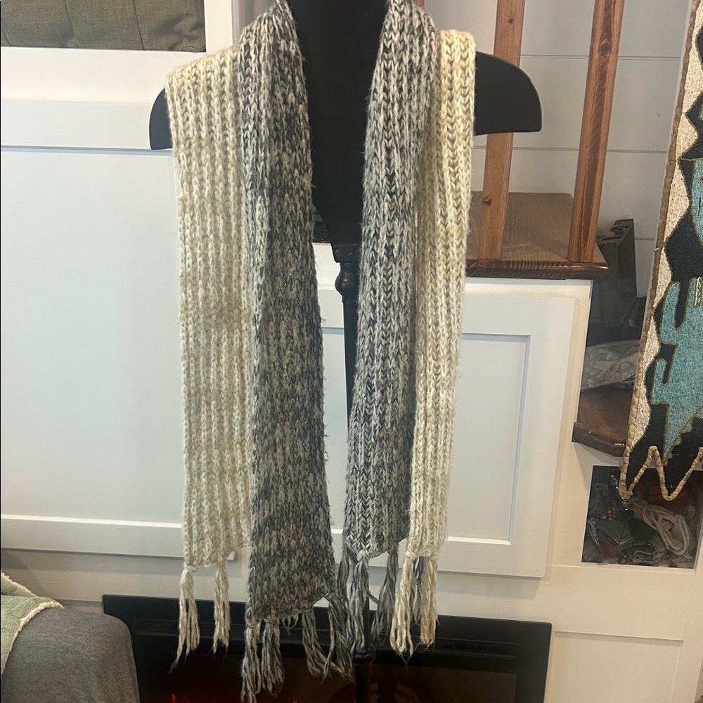 Handmade 2 Chic Knit Scarf in Gray and Cream - Picture 2 of 6